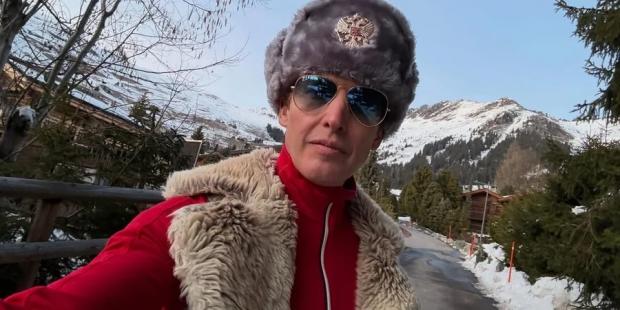 Українці вже присоромили: Відомий британський співак одягнув шапку-ушанку з російським гербом (фото)