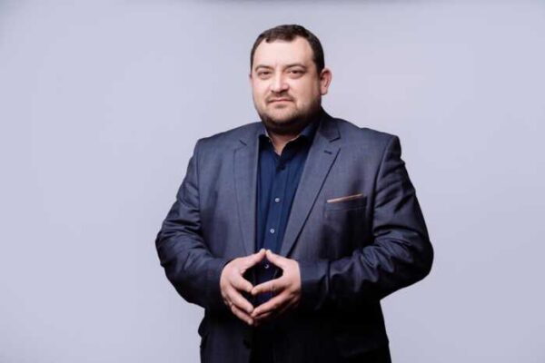 «Захворів і не прийшов»: нардеп Кузьміних, спійманий на хабарі, знову зірвав суд і затягує справу до строку давності
