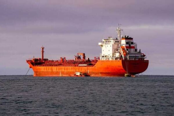 Блокада Ормузької протоки: через бойові дії майже повністю зупинилось судноплавство