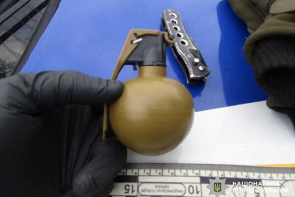 У Прилуках затримали чоловіка, який погрожував працівникам банку гранатою