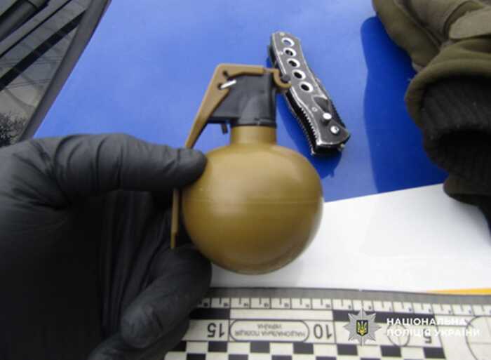 У Прилуках затримали чоловіка, який погрожував працівникам банку гранатою