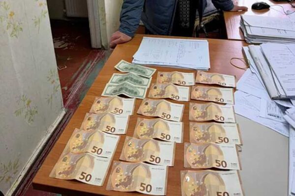 Суддю Ренійського суду затримали під час отримання 800 євро та 300 доларів хабаря