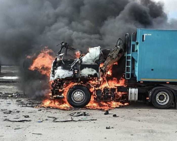 Дрон ударив прямо в кабіну: на Сумщині загинув водій фури