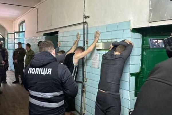 У Чернігівському СІЗО викрили шахрайську схему обману військових та пенсіонерів