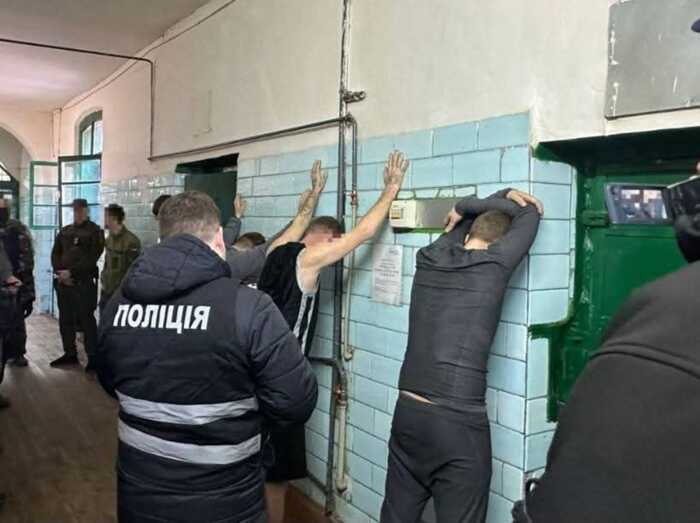 У Чернігівському СІЗО викрили шахрайську схему обману військових та пенсіонерів