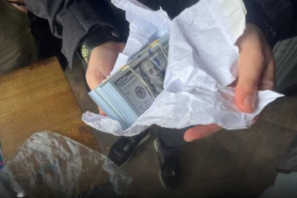 На Львівщині затримали прикордонника, який вимагав 30 тисяч доларів за виїзд ухилянтів