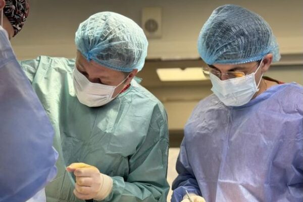 Диво, яке зробили медики: У Львові врятували чоловіку руку, яку він випадково відтяв бензопилою