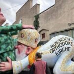 Образив почуття кривавих скрепоносців: Московський суд заочно виніс вирок німецькому митцю за сатиричну скульптуру на Путіна та патріарха Кирила