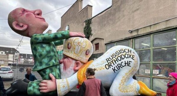 Образив почуття кривавих скрепоносців: Московський суд заочно виніс вирок німецькому митцю за сатиричну скульптуру на Путіна та патріарха Кирила