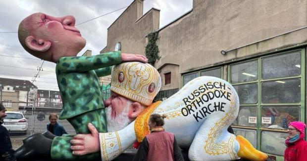 Образив почуття кривавих скрепоносців: Московський суд заочно виніс вирок німецькому митцю за сатиричну скульптуру на Путіна та патріарха Кирила