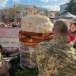 Символ єдності: На Волині спекли рекордну паску вагою 200 кг і заввишки 1 м