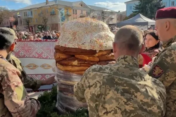 Символ єдності: На Волині спекли рекордну паску вагою 200 кг і заввишки 1 м