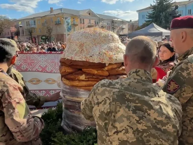 Символ єдності: На Волині спекли рекордну паску вагою 200 кг і заввишки 1 м