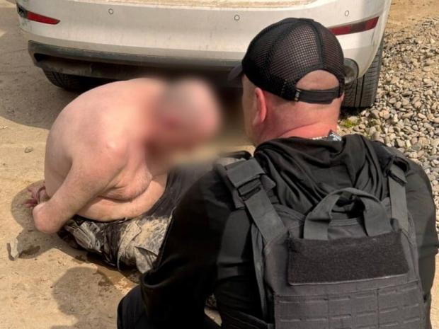 На Закарпатті чоловік викрав знайому з дитиною, потім - свого власного онука й вистрілив у голову поліцейському (фото)