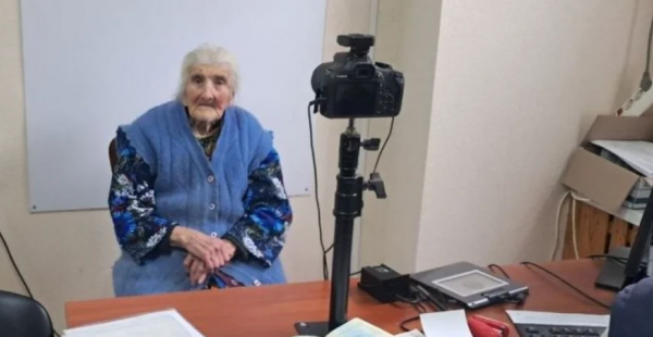 Хоче поїхати до онуки: У Слов’янську 100-річна жінка оформила закордонний паспорт (фото)