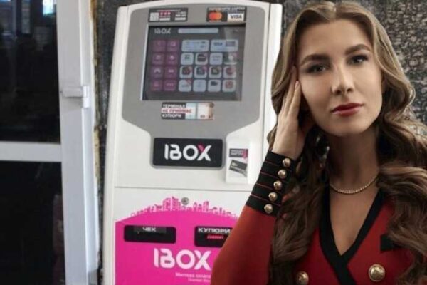 Розшук у справі про відмивання 5 мільярдів і сцена в Лондоні: як Альона Дегрік-Шевцова стала спікеркою PAY360 попри справи БЕБ