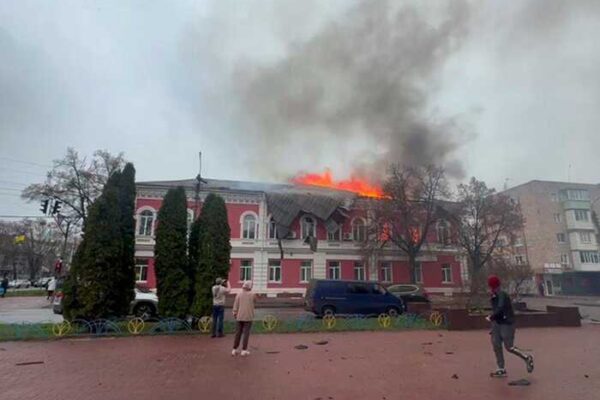 Російські війська атакували центр Прилук: горить будівля міськради