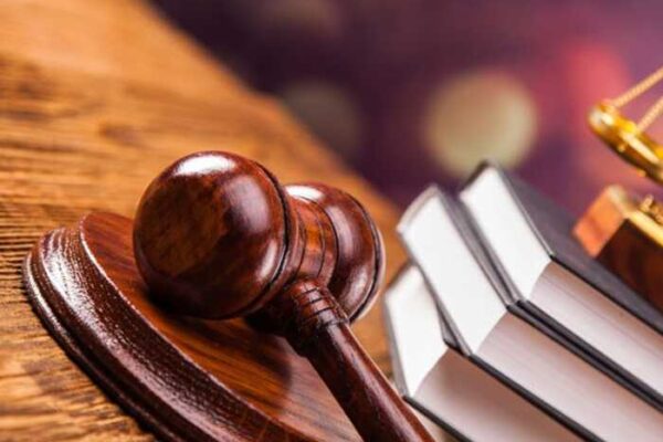 Франція оштрафувала сімох громадян Молдови за графіті з трунами в Парижі
