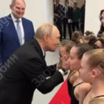 Старий збоченець прикидається "людяним лідером": Путін знов почав цілувати чужих дітей (відео)