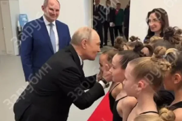 Старий збоченець прикидається "людяним лідером": Путін знов почав цілувати чужих дітей (відео)