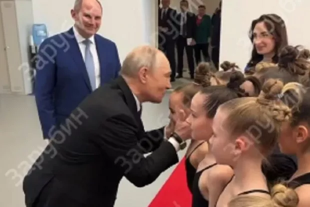 Старий збоченець прикидається "людяним лідером": Путін знов почав цілувати чужих дітей (відео)