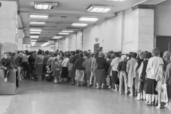 Нині це може здивувати! За якими товарами місяцями стояли в черзі в СРСР