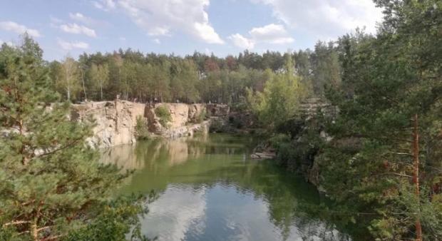 Нова "Мекка" вітчизняного туризму менше ніж у 110 км від Києва: Бірюзова вода серед скель та соснових лісів - принади Коростишівського кар'єру, який стрімко набирає популярності в українців (відео)