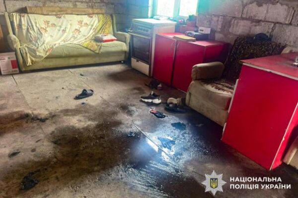 На Рівненщині госпіталізували з термічними опіками чоловіка та жінку, бо та курила сигарету, заливаючи бензин у газонокосарку