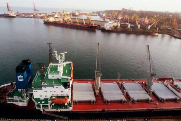 Російський дрон атакував торгове судно у морському коридорі України, виникла пожежа
