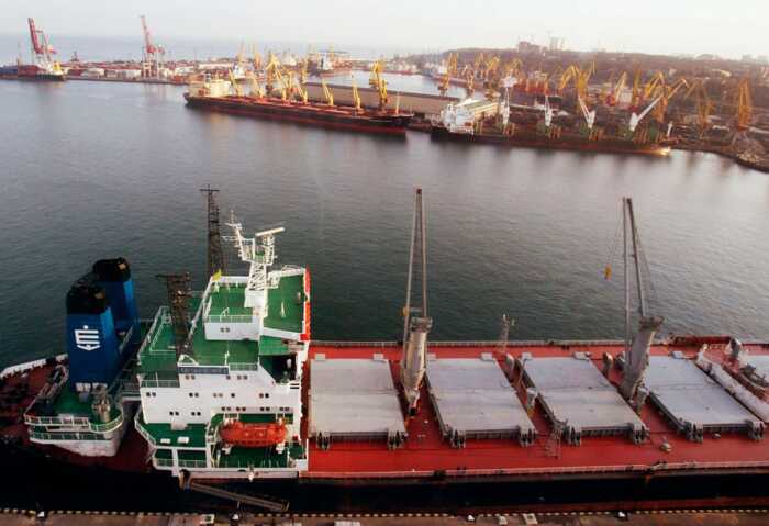 Російський дрон атакував торгове судно у морському коридорі України, виникла пожежа