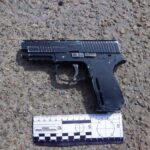 У Києві затримали п’яного чоловіка, який погрожував перехожим пістолетом