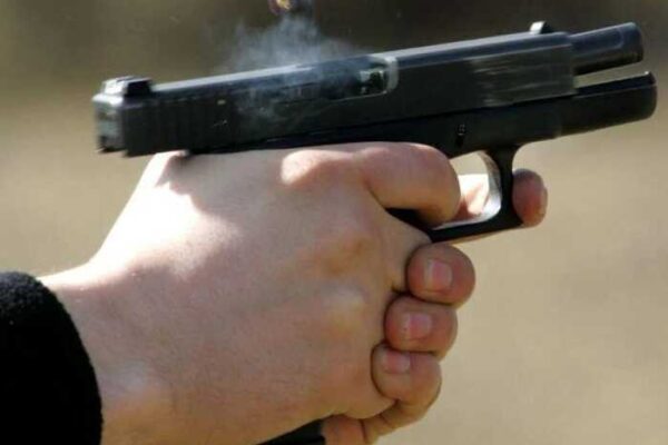 У Запоріжжі військовий відкрив стрілянину біля магазину: поранено підлітка та чоловіка