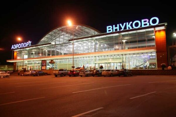 Спальні місця на газетах: сотні рейсів скасовано в Москві та на півдні Росії через дрони