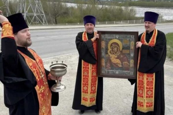 У Росії «захищаються молитвами»: РПЦ провела хресний хід через атаки дронів