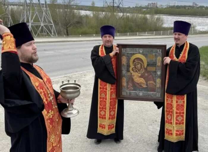 У Росії «захищаються молитвами»: РПЦ провела хресний хід через атаки дронів