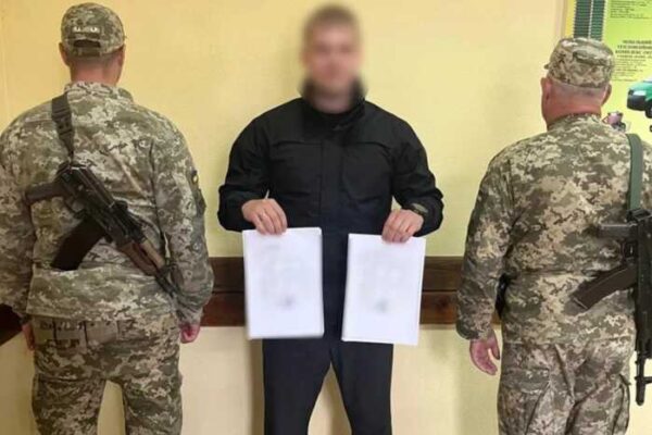 Чоловік придбав липові документи про дітей за 6 тисяч доларів, щоб виїхати за кордон, — ДПСУ