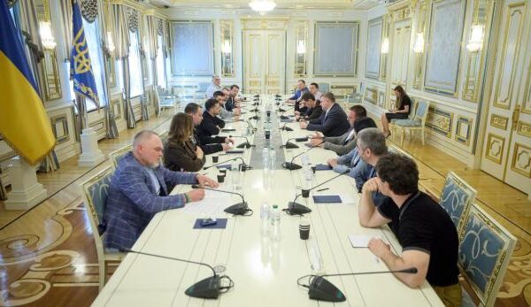 Зеленський на закритій зустрічі зі "слугами народу" заявив, що ​"гаряча фаза" війни може закінчиться вже до листопада