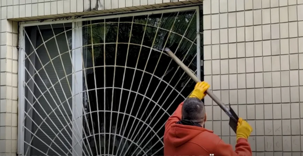 "Малюки були в укритті": У Києві ударний дрон РФ пошкодив дитячий садок (відео)