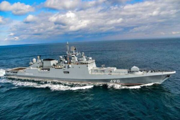 Показали момент атаки українського дрона на російський фрегат "Адмірал Ессен"