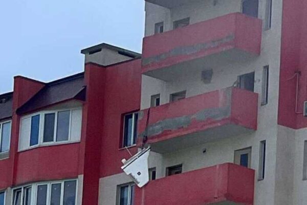 На Київщині ворожий безпілотник влучив у багатоповерхівку