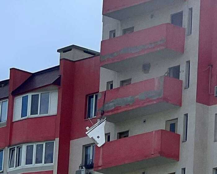 На Київщині ворожий безпілотник влучив у багатоповерхівку