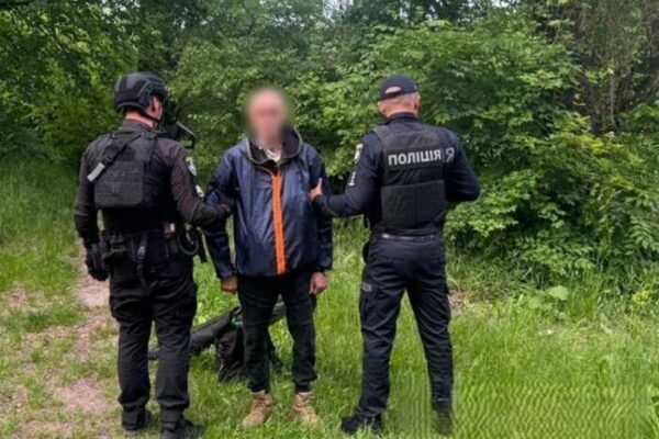 Поліція Хмельниччини затримала чоловіка, який відкрив стрілянину з пневматичної зброї у Дунаївцях