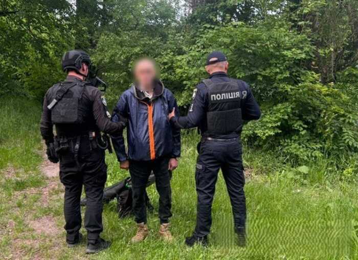 Поліція Хмельниччини затримала чоловіка, який відкрив стрілянину з пневматичної зброї у Дунаївцях