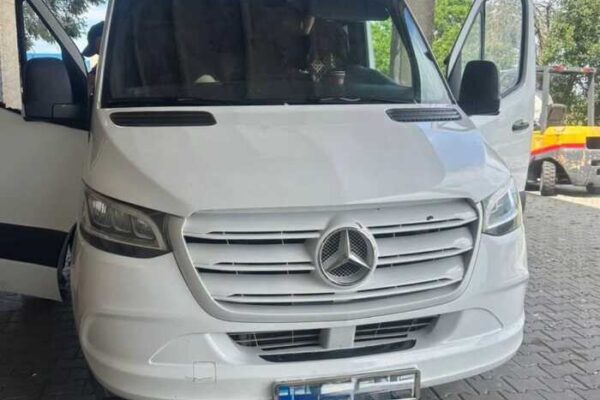 На кордоні вилучили Mercedes Sprinter за 1,7 мільйона гривень через сховану контрабанду