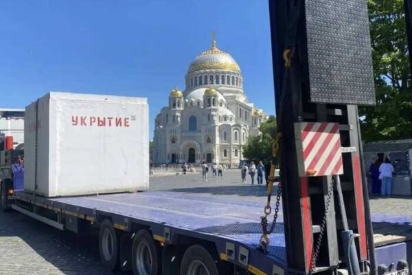 У російському Кронштадті масово встановлюють укриття через загрозу атак дронів