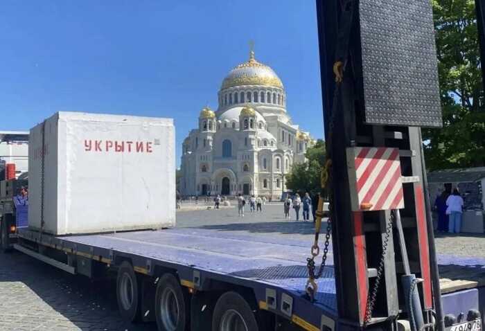 У російському Кронштадті масово встановлюють укриття через загрозу атак дронів
