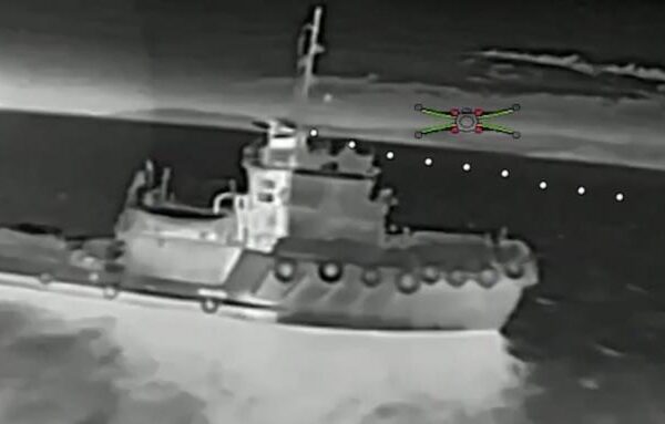 Російський буксир в Азовському морі перед українським ударом. 9 липня 2026 року. Кадр з відео Сил безпілотних систем