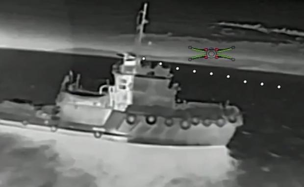 Російський буксир в Азовському морі перед українським ударом. 9 липня 2026 року. Кадр з відео Сил безпілотних систем