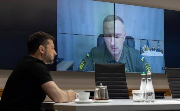 Зеленський із профільним із заступником керівника ОП Палісою зібрали на нараду генералів, залишивши  Сирського "за дверима"
