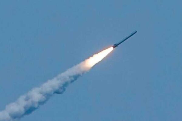 Відеореєстратор зафіксував момент прильоту російської ракети прямо перед цивільним авто у Запоріжжі